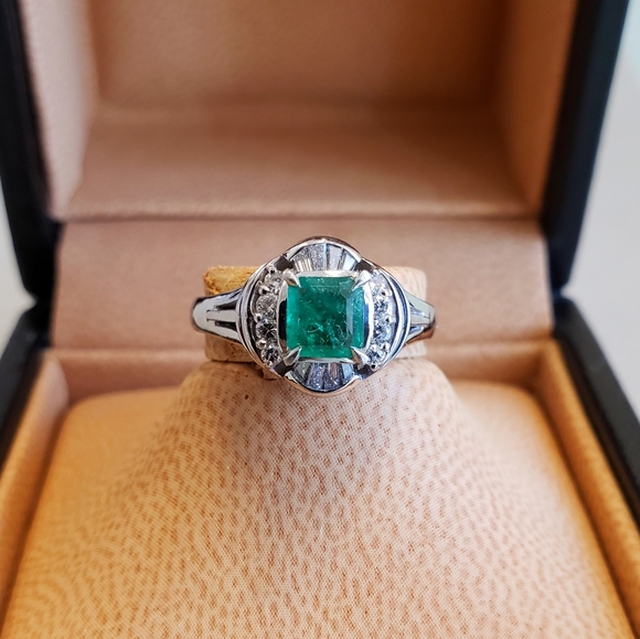 $4,995 Platinum Emerald & Diamong Heirloom Ring - Picture 4 of 16